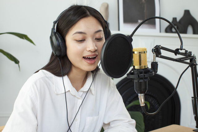 マイクに向かって歌う女性